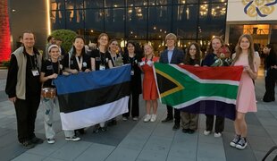 Eesti ja Lõuna-Aafrika Vabariigi võistkonnad pärast lõputseremooniat