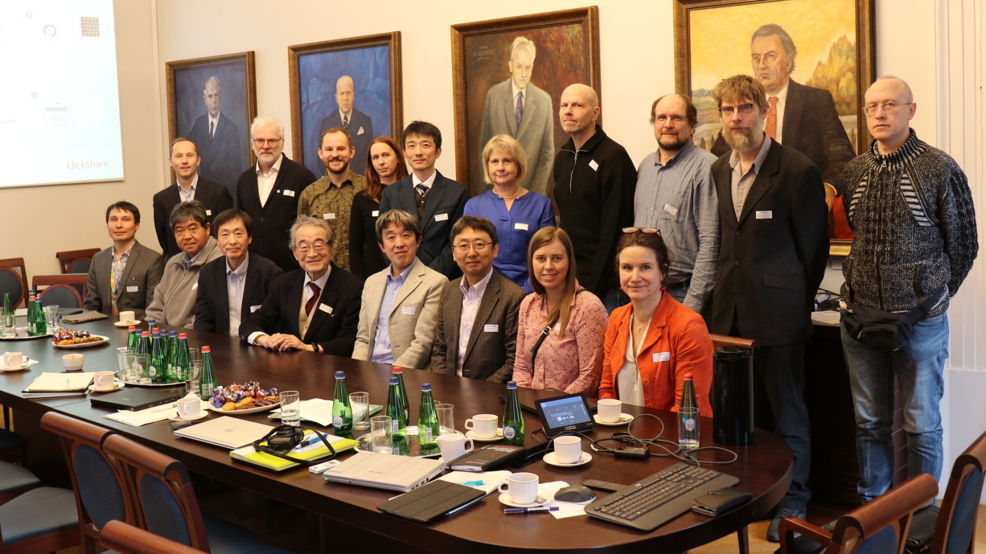 Kohtumine Jaapani loodusteaduste olümpiaadi komisjoniga Tartu Ülikooli peahoone nõukogu saalis.