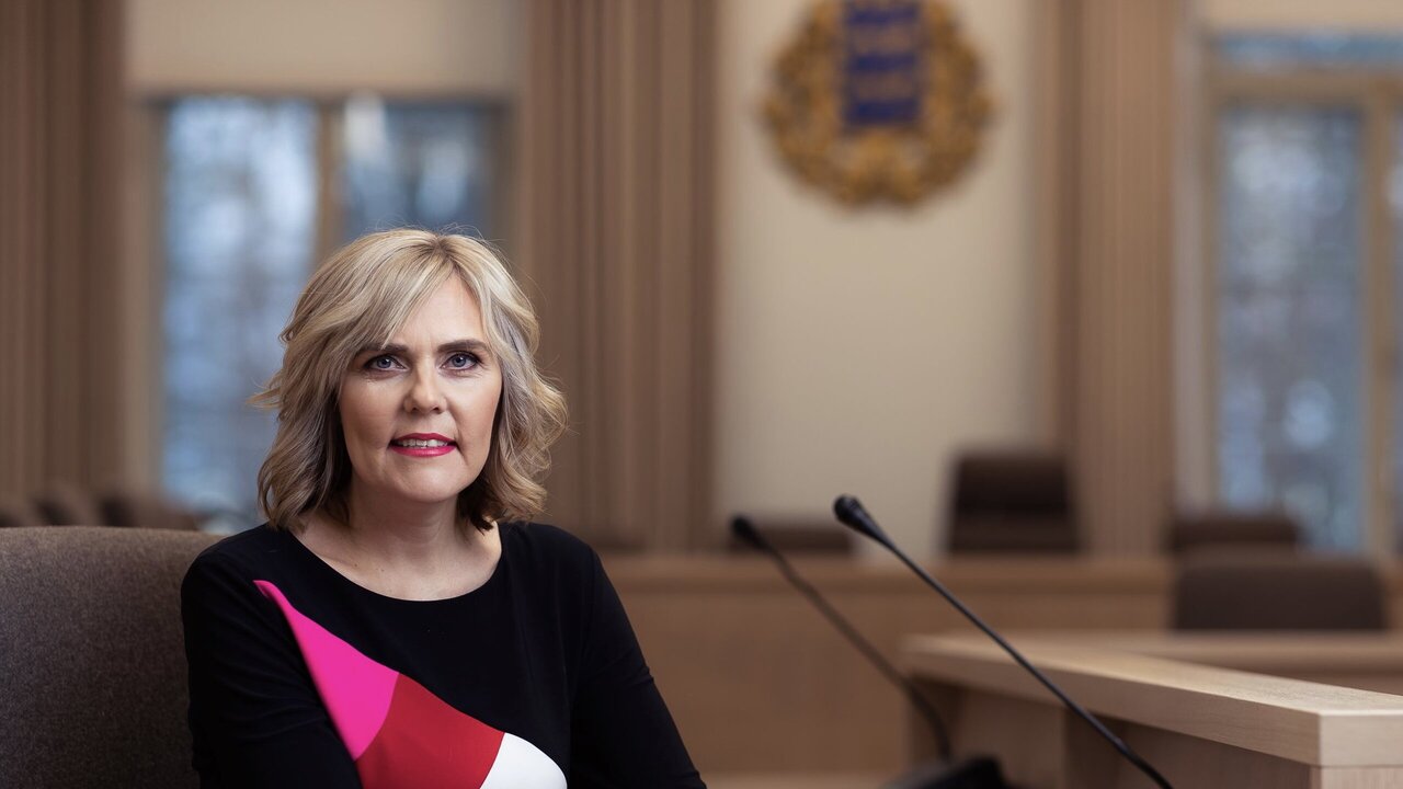 Julia Laffranque istumas kõnepuldi taga
