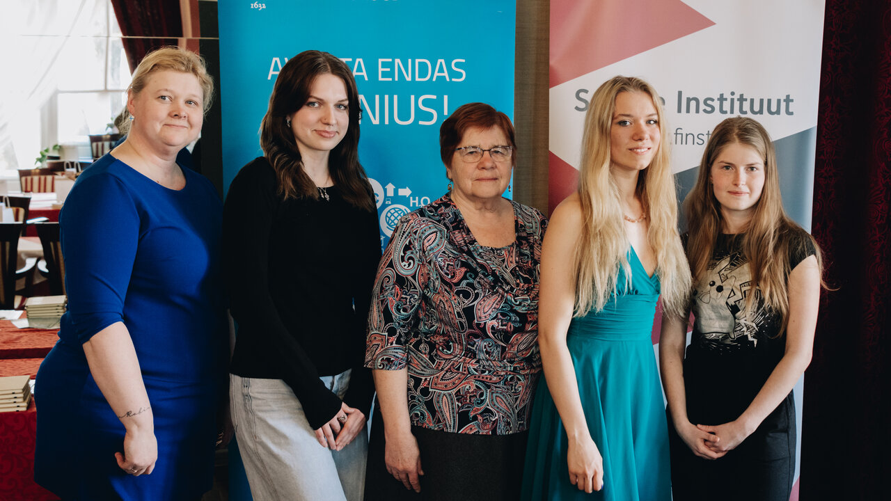 Soome keele olümpiaadi võitjad koos õpetajatega 2023. aastal.