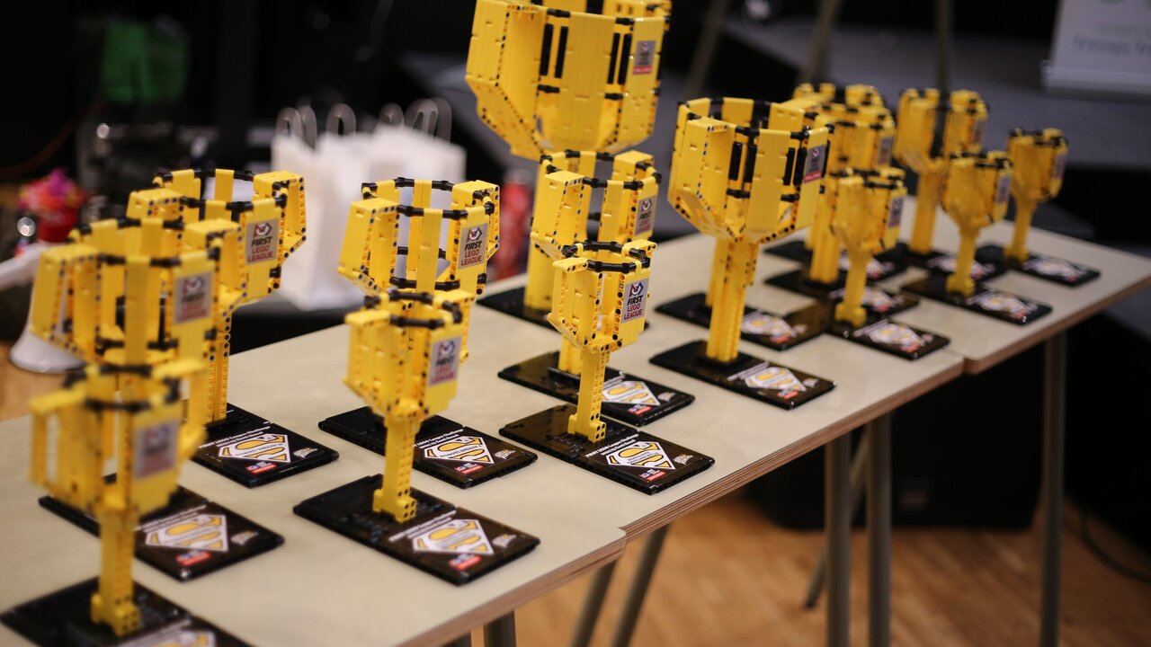 FIRST LEGO League Superpowered hooaja finaali karikad 2023. aastal.