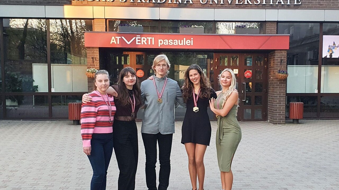 Eesti võistkond medalitega. Vasakult paremale: Jelizaveta Štšura (hõbe), Merilis Moppel (hõbe), Mihkel Tali (kuld), Saskia Põldmaa (kuld), Violeta Jürgens (kuld).