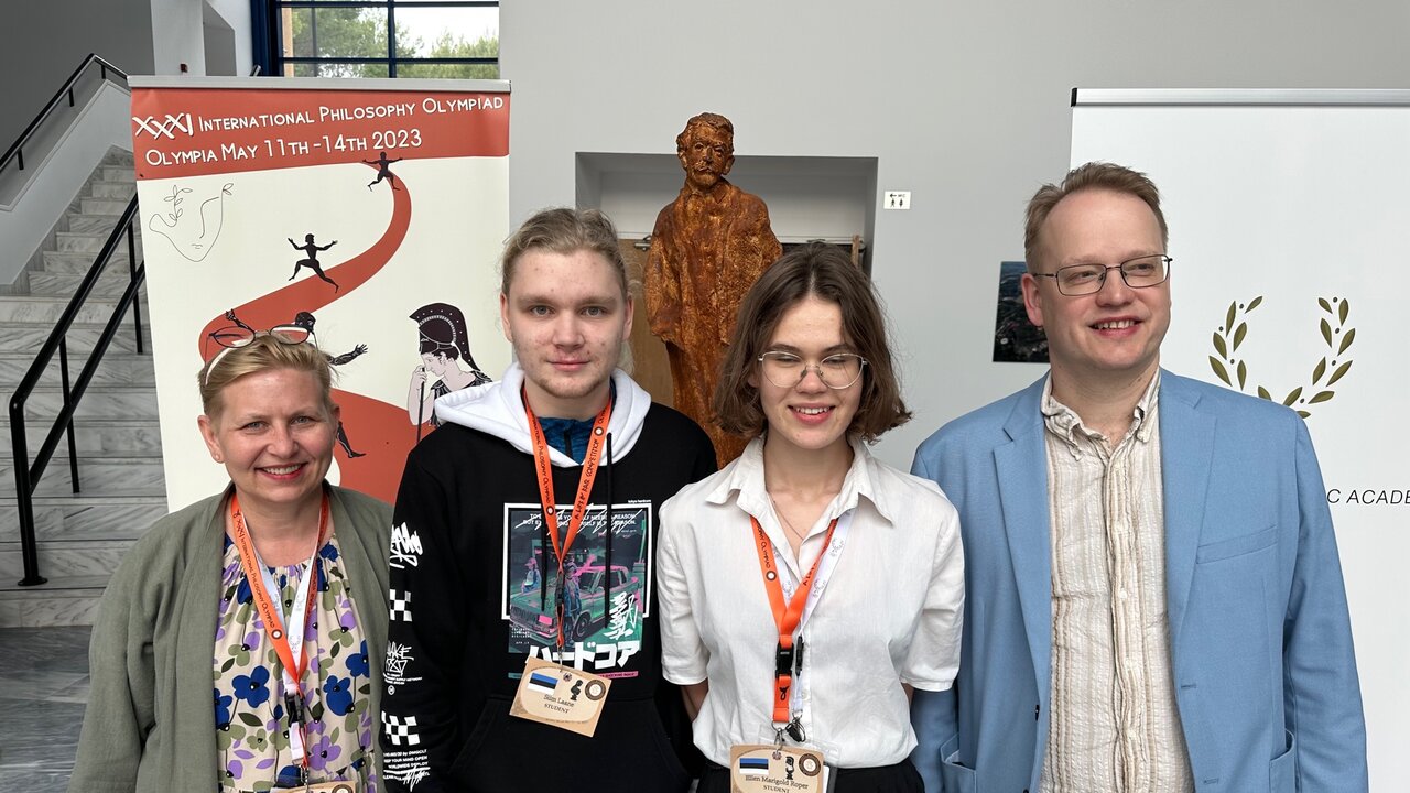 Eesti delegatsioon 31. rahvusvahelisel filosoofiaolümpiaadil. Vasakult paremale: Aive Pevkur (juhendaja), Siim Laane, Ellen Roper, Leo Luks (juhendaja).