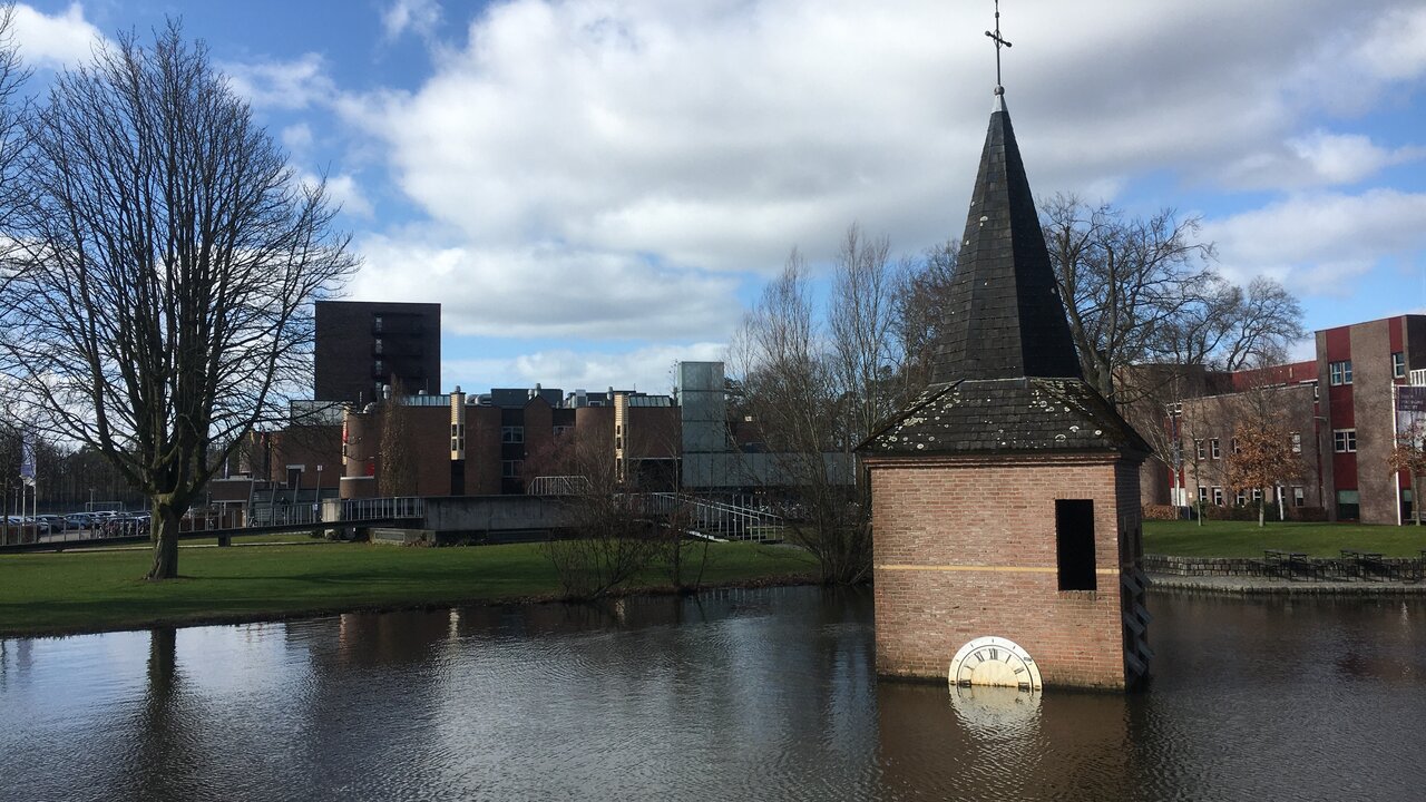 Sohu vajunud Drinerlo kirik Twente ülikoolilinnakus.