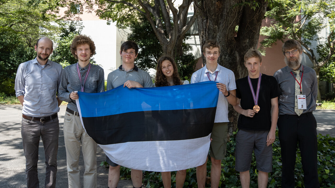 Eesti delegatsioon 53. rahvusvahelisel füüsikaolümpiaadil Tokyos. Vasakult: juhendaja Mihkel Kree, hõbemedalist Kristjan-Eerik Kahu, Mihkel Rannut, pronksmedalist Saskia Põldmaa, pronksmedalist Ralf Robert Paabo, pronksmedalist Aleksei Jemeljanov, juhendaja Jaan Kalda.