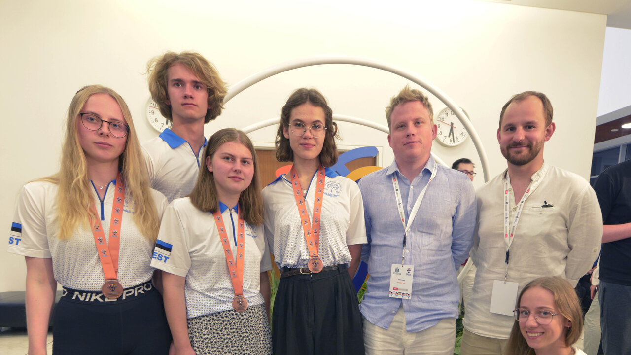 Eesti delegatsioon 34. rahvusvahelise bioloogiaolümpiaadi lõputseremoonial. Vasakult Emma Goos, Krisjan Suuder , Liisa Pata, Ellen Marigold Roper, Ando Vaan, Karl Jürgenstein, Mari Remm.
