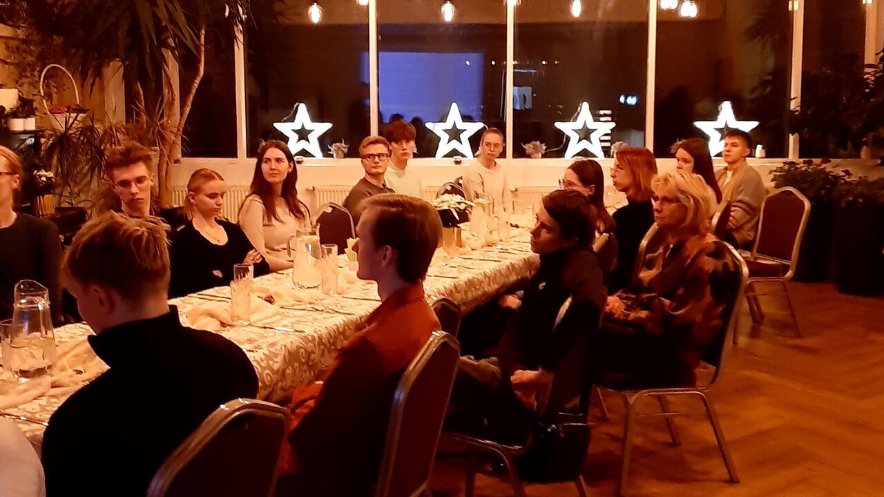 Talendid Tartusse programmis osalejad kaminaõhtul Ülikooli kohvikus.
