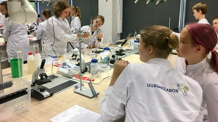 Õpilased Uurimislaboris katsetamas.