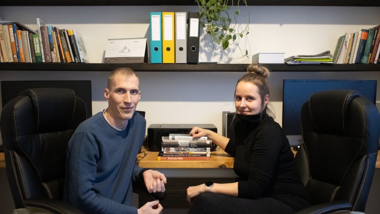 Vikipeedia artikli kirjutamise välkvõistluse võitjad Mihkel Köster ja Liis Köster 