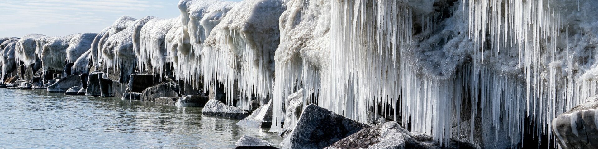 Suurtest kividest muulil on jääpurikad.