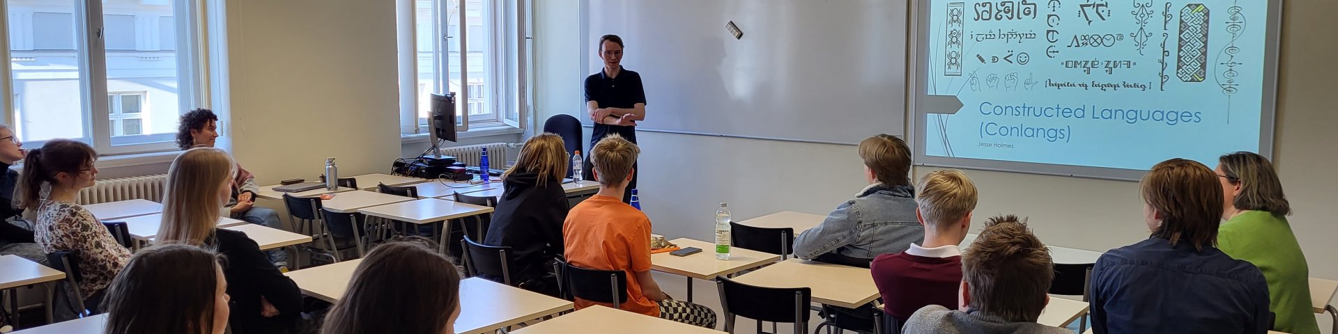 TÜ eesti ja üldkeeleteaduse instituudi nooremteaduri Jesse Holmes loeng lingvistikaolümpiaadi lõppvoorus.