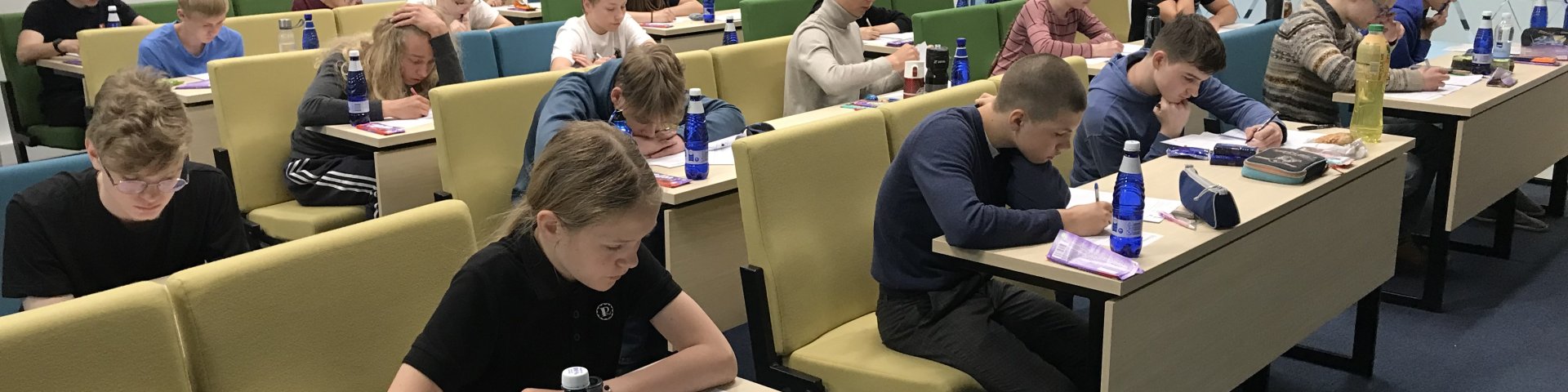 Eesti matemaatikaolümpiaadi 2023. aasta lõppvoor 7.–8. klassile. Õpilased ülesandeid lahendamas.