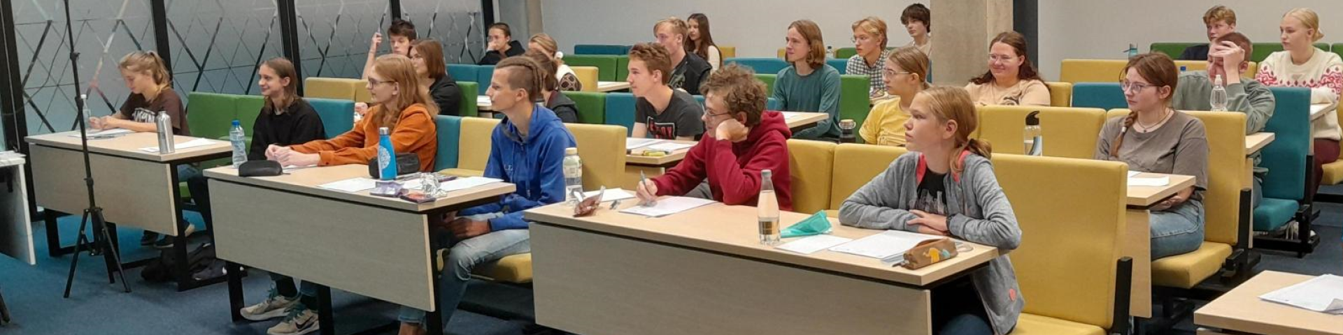 Õpilased Tartu Ülikooli Delta õppehoone ruumis 2023. aasta sügisesee matemaatika lahtise võistluse ülesandeid lahendamas.