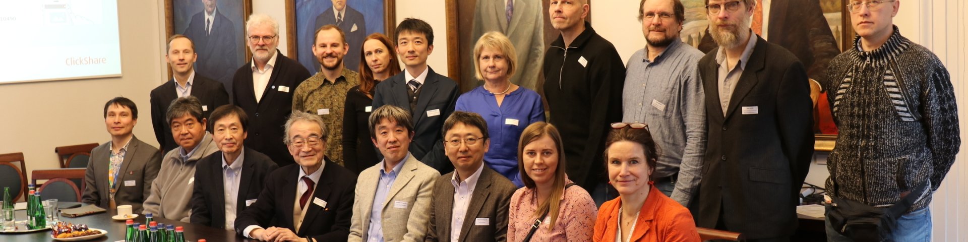 Kohtumine Jaapani loodusteaduste olümpiaadi komisjoniga Tartu Ülikooli peahoone nõukogu saalis.